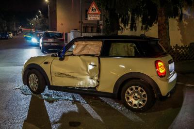 Korntal-Muenchingen: Ein Verletzter nach Kreuzungscrash im Wohngebiet